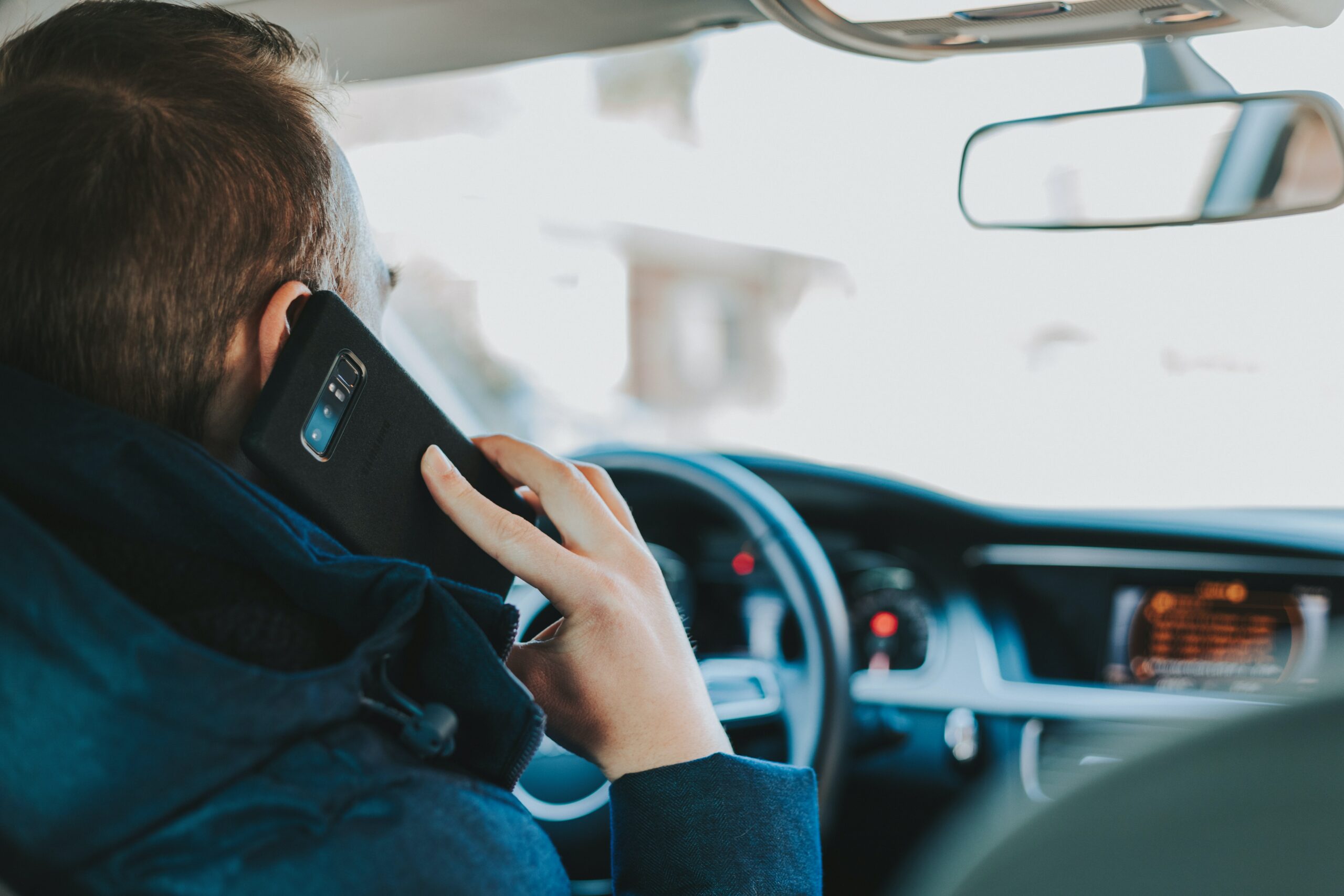 Abgelenkt durchs Handy: Autofahrer werden überführt